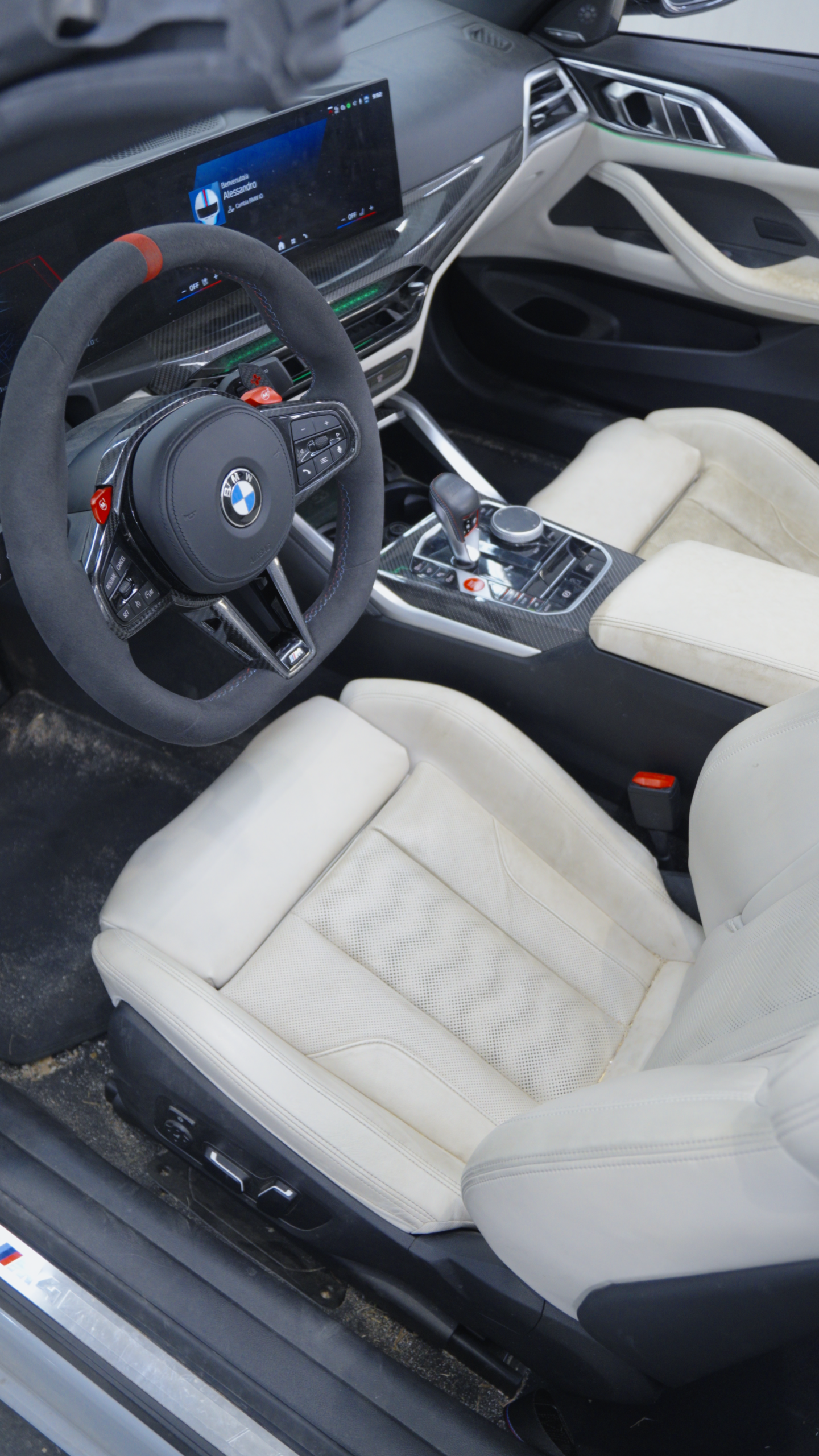 BMW M4 – interni prima della pulizia