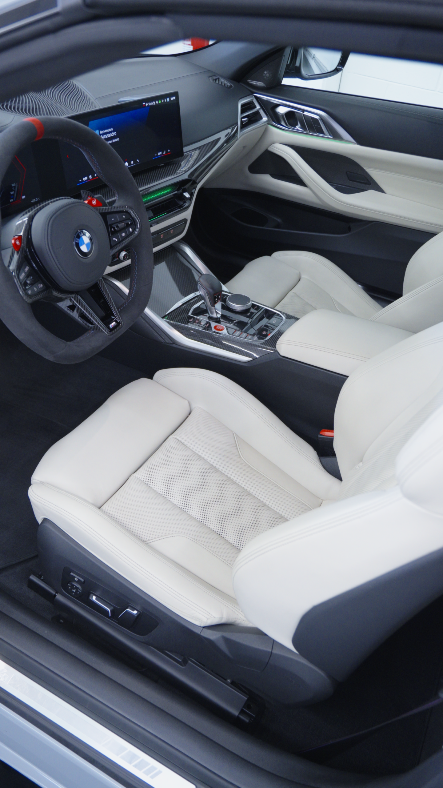 BMW M4 – interni dopo la pulizia completa